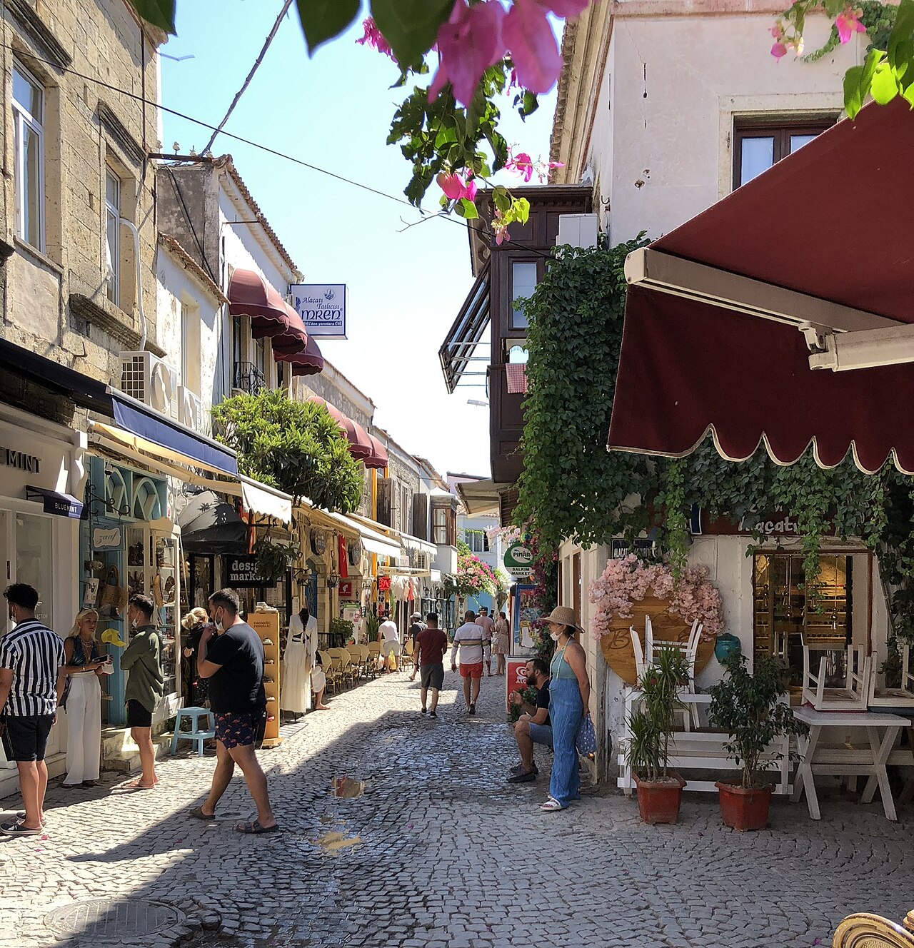 Alaçatı'nın taş evli sokakları